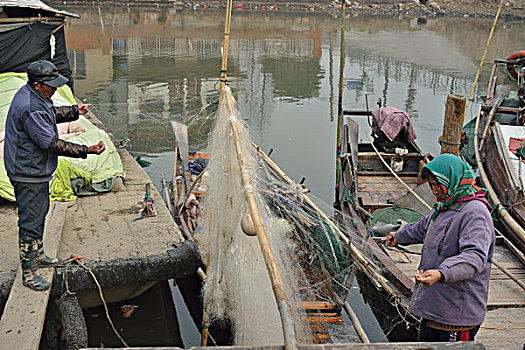 织渔网的渔民