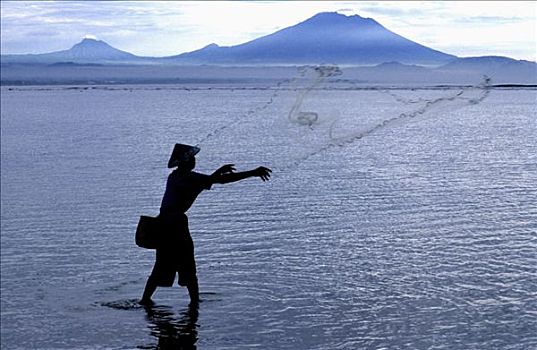剪影,捕鱼者,投掷,渔网,海中,沙努尔,海滩,巴厘岛,印度尼西亚