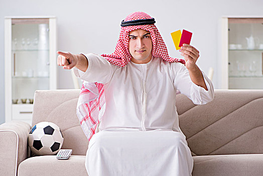 年轻,阿拉伯人,看,足球,坐,沙发