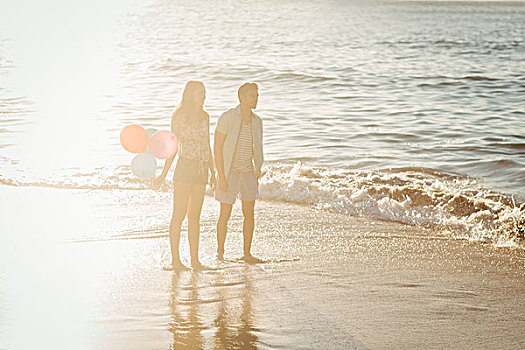 幸福伴侣,走,沙子,气球,海滩