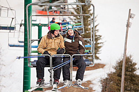 一个,男人,女人,骑,空中缆椅,滑雪区,赤鹿,艾伯塔省,加拿大