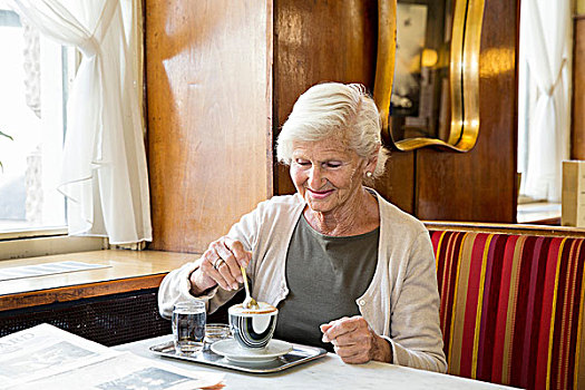 老年,女人,坐,咖啡,搅拌
