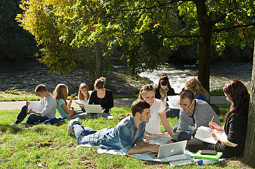 学生,笔记本电脑,书本,草地,布赖施高,巴登符腾堡,德国,欧洲