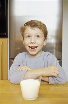 肖像,男孩,微笑,胳膊交叉,牛奶杯,牛奶,嘴唇
