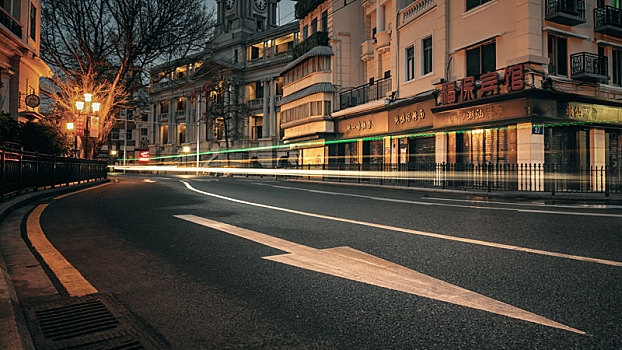 夜晚马路路标