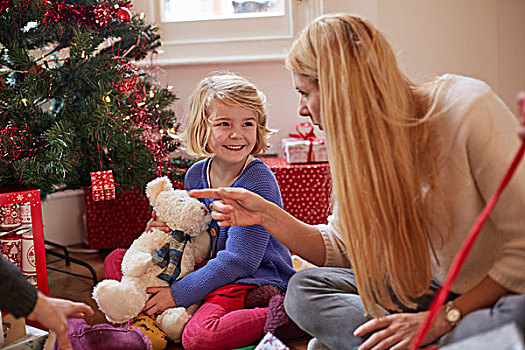 母女,打开,礼物,圣诞树,拿着,泰迪熊