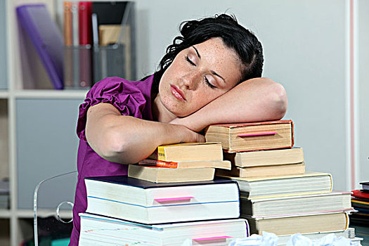 超负荷,女人,睡觉,一堆,书本