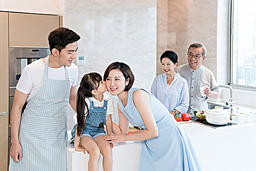 快乐的一家人在厨房