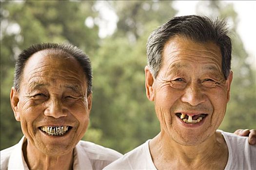 肖像,两个男人,坏,牙齿,微笑,户外
