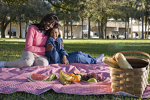 肖像,美国黑人,母女,野餐,公园,看镜头