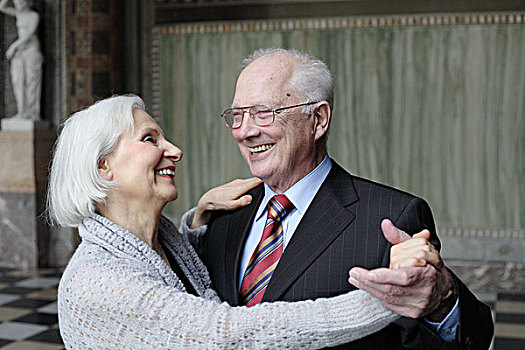 老年夫妇,跳舞