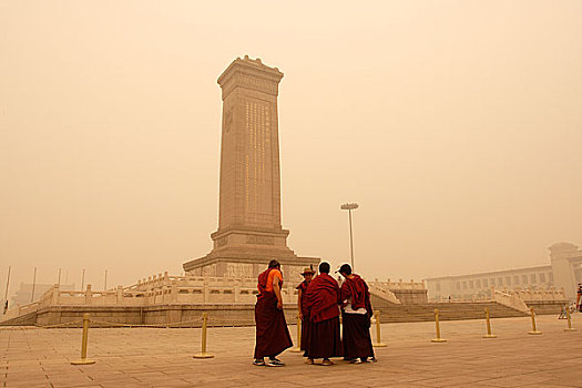 北京天安门广场人民英雄纪念碑前的四个西藏喇嘛