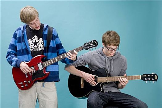 两个男孩,弹吉他