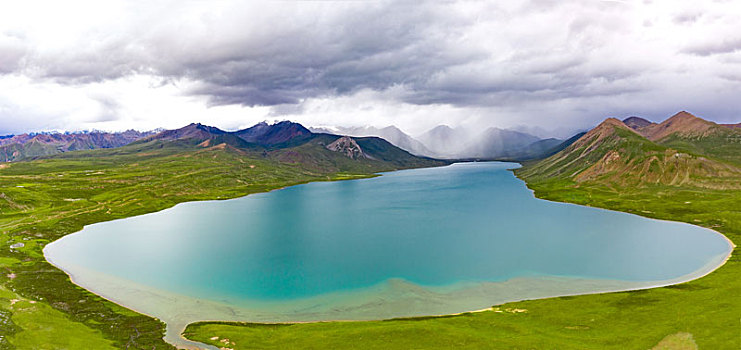 西藏阿里地区的高原湖泊