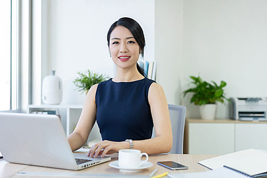 年輕商務女士辦公