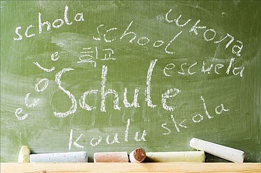 学校,黑板,文字,站立,书写,粉笔,许多,语言文字,德国,法国,英文,西班牙,拉丁美洲,芬兰,韩国,俄罗斯,瑞典