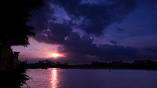 江岸日落倒影-sunset,reflection,by,the,river