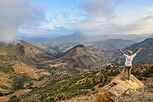 女人,享受,风景,上方,山,道路,马萨瓦,埃塞俄比亚,厄立特里亚,非洲