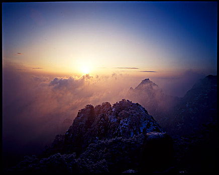 安徽黄山,日出雪景云海全景