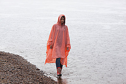 女人,穿,雨衣,走,湖岸,下雨,季节