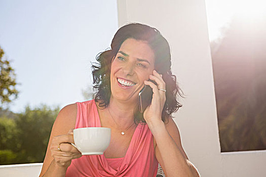 微笑,女人,交谈,手机,拿着,咖啡杯,美女,咖啡