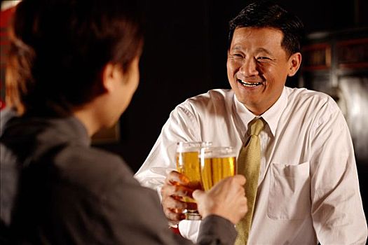 两个男人,祝酒,啤酒