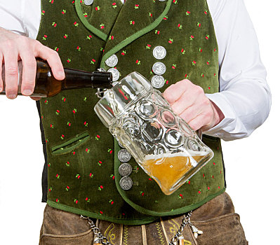 特写,巴伐利亚,男人,倒出,啤酒,玻璃杯
