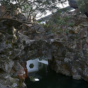 苏州狮子林景区的石洞