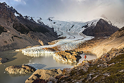 男性,远足,向外看,上方,冰河,泻湖,洛斯格拉希亚雷斯国家公园,巴塔哥尼亚,阿根廷