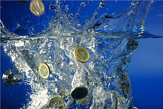 欧元硬币,水