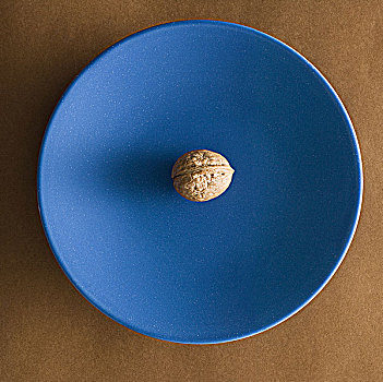 胡桃,蓝色背景,盘子