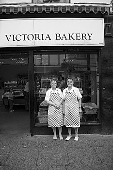 两个女人,户外,糕点店,英国
