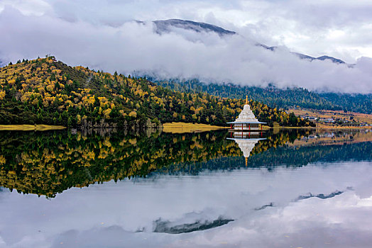 中国西藏林芝鲁朗扎塘鲁措湖风光
