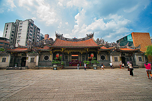 台湾台北著名的寺庙,百年历史的龙山寺,传统的中国式庙宇建筑