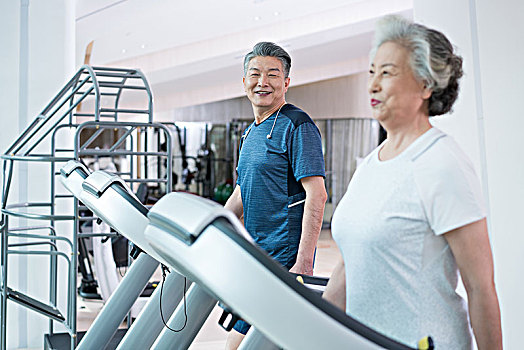 老年夫妇在健身房健身