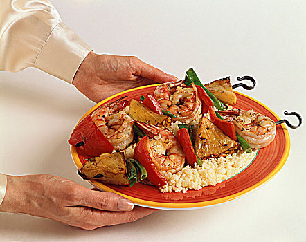 手,拿着,盘子,虾,菠萝,烤串,上方,米饭,白色背景