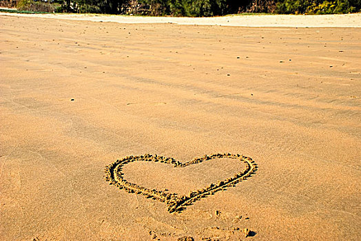 海滩上画着一个心型的图案