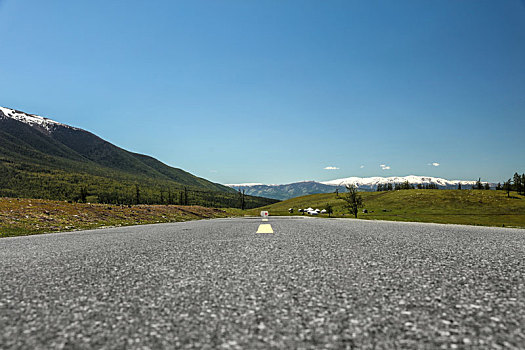 新疆阿勒泰汽车道路风光