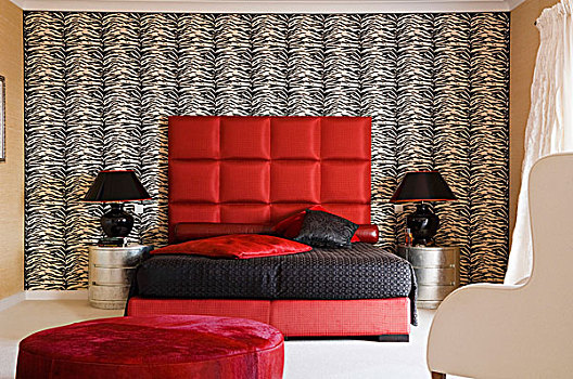前卫,卧室,红色,床,黑色,遮盖,软垫,床头板,黑白,墙壁
