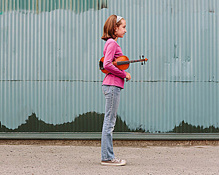 女孩,拿着,小提琴,手臂,站立,街道