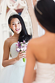 照镜子的美丽新娘