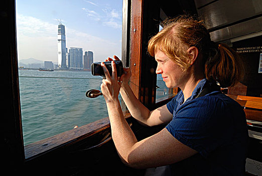 红发,女人,拍摄,星椋鸟,渡轮,香港,天际线,九龙,中国,亚洲