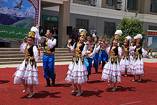 哈萨克族儿童庆祝六一儿童节