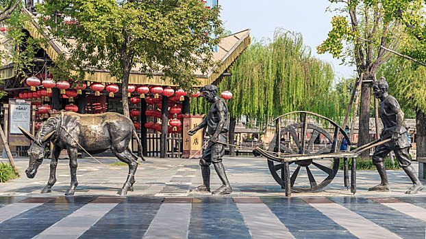中国河南省开封清明上河园市井生活民俗雕塑