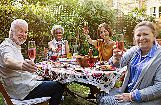 头像,微笑,自信,活力老人,朋友,喝,玫瑰葡萄酒,享受,午餐,庭院桌
