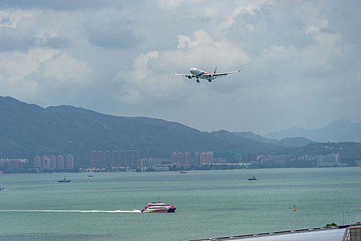 一架香港国泰航空的客机正降落在香港国际机场
