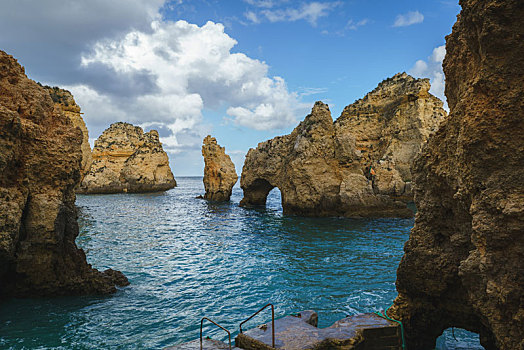 葡萄牙拉各斯lagos佩达德角悬崖洞穴与海岸线风景