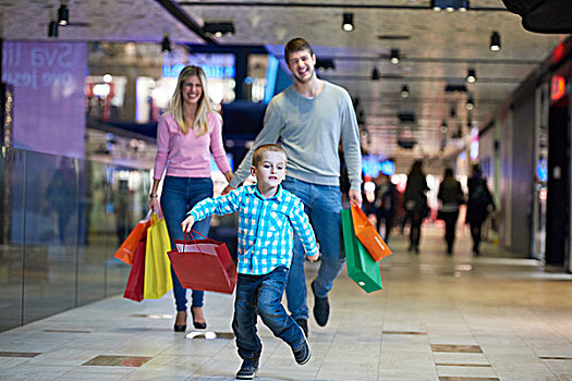 年轻家庭,购物袋