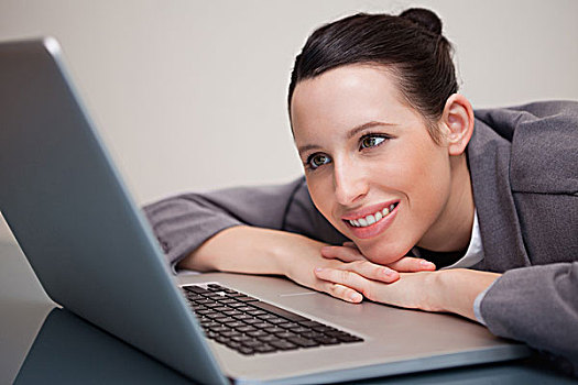 微笑,职业女性,笔记本电脑
