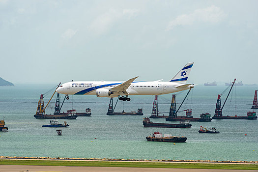 一架以色列航空的客机正降落在香港国际机场